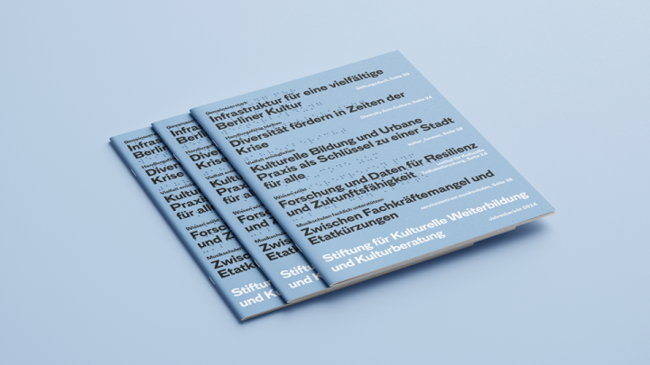 Ansicht des Stiftungsjahresberichts auf einem Stapel