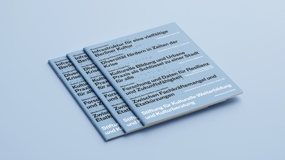 Ansicht des Stiftungsjahresberichts auf einem Stapel