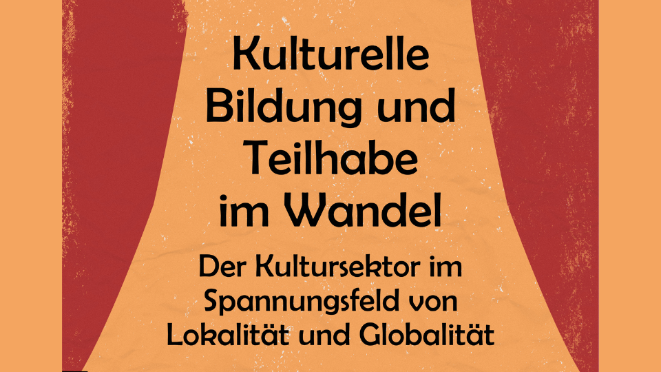 Illustration eines Theatervorgangs, dazwischen der Titel der Veranstaltung